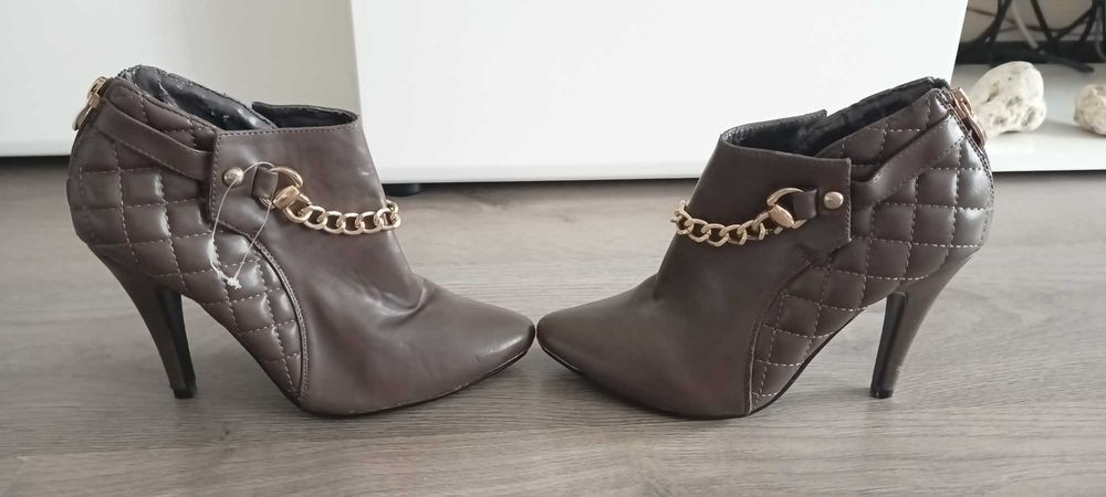 Продавам дамски кожени елегантни обувки