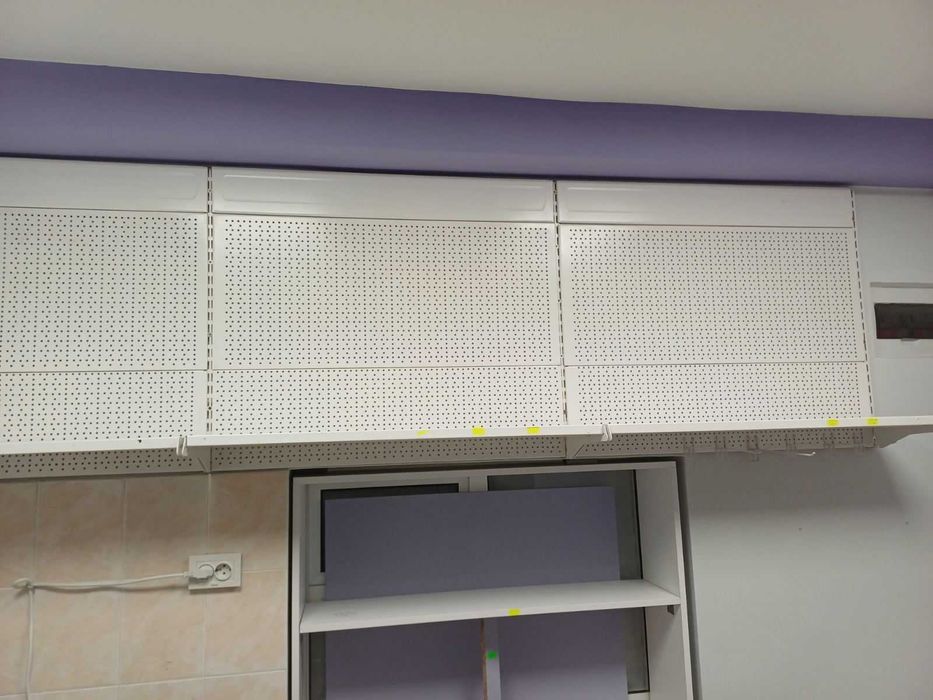 Стелажи за стена