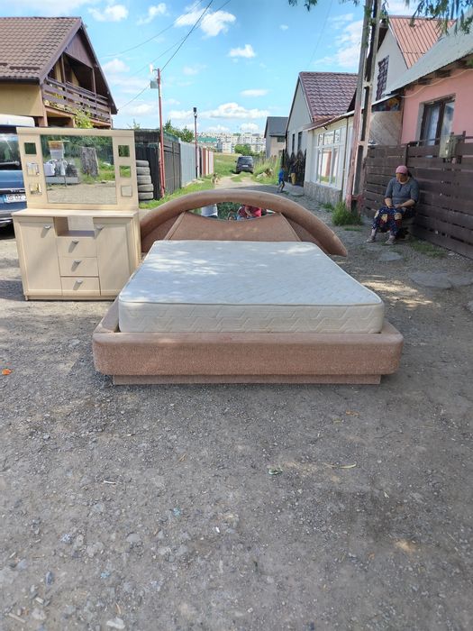 Vănd pat de mijloc cu saltea și comodă în stare foarte bune