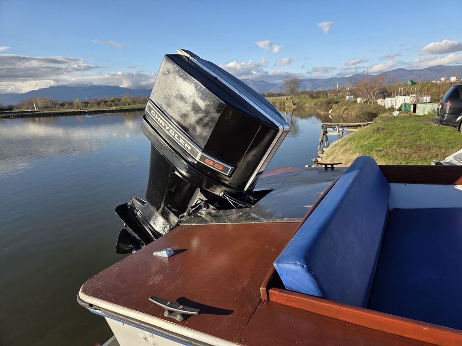 Продавам моторна лодка