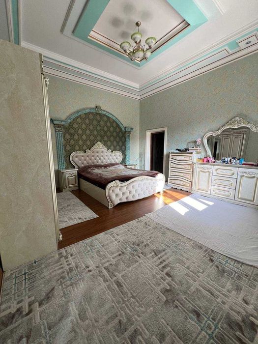 Продается большой дом 10 сот 12 ком в городе не далеко от метро