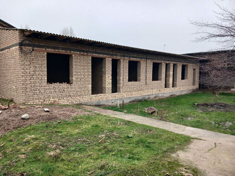 Ўрта Чирчиқ Роватак МФЙ.  Ховли уй. Сотилади.