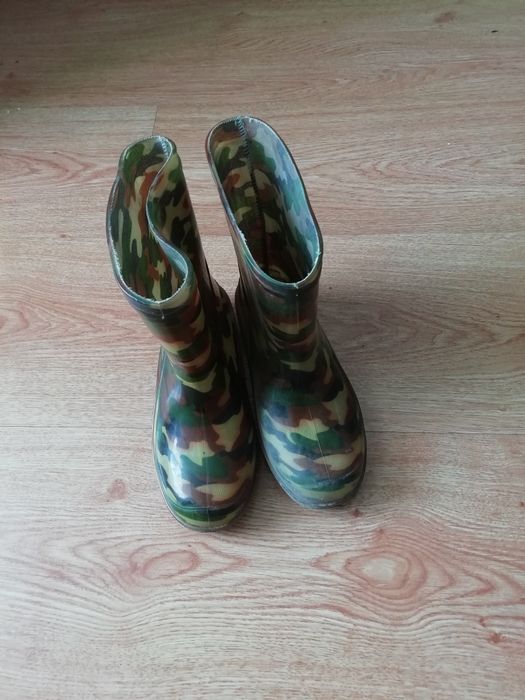 Резиновые сапоги.