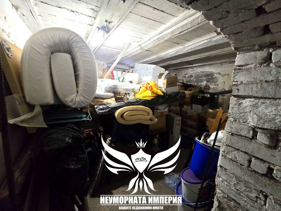 Продавам тристаен апартамент РЗП 172кв.м.на втори етаж с изба и таван в гр.Пловдив, широк център