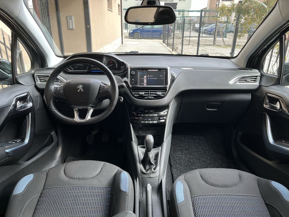 Продавам Peugeot 208