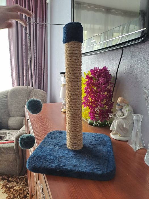 Продам когтеточка с игрушкой