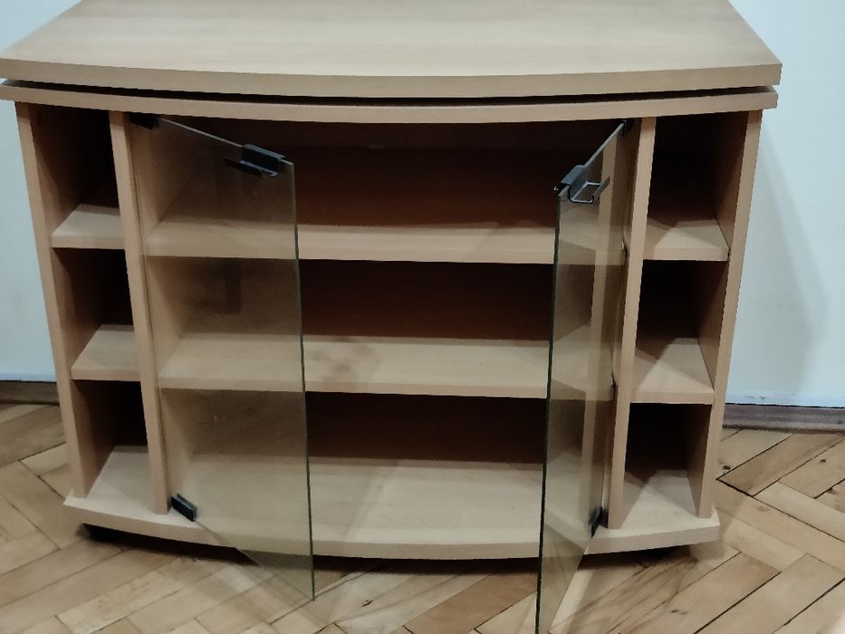 ТВ шкаф с въртящ плот и колела