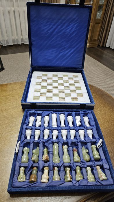 Продам подарочные шахматы оникс.