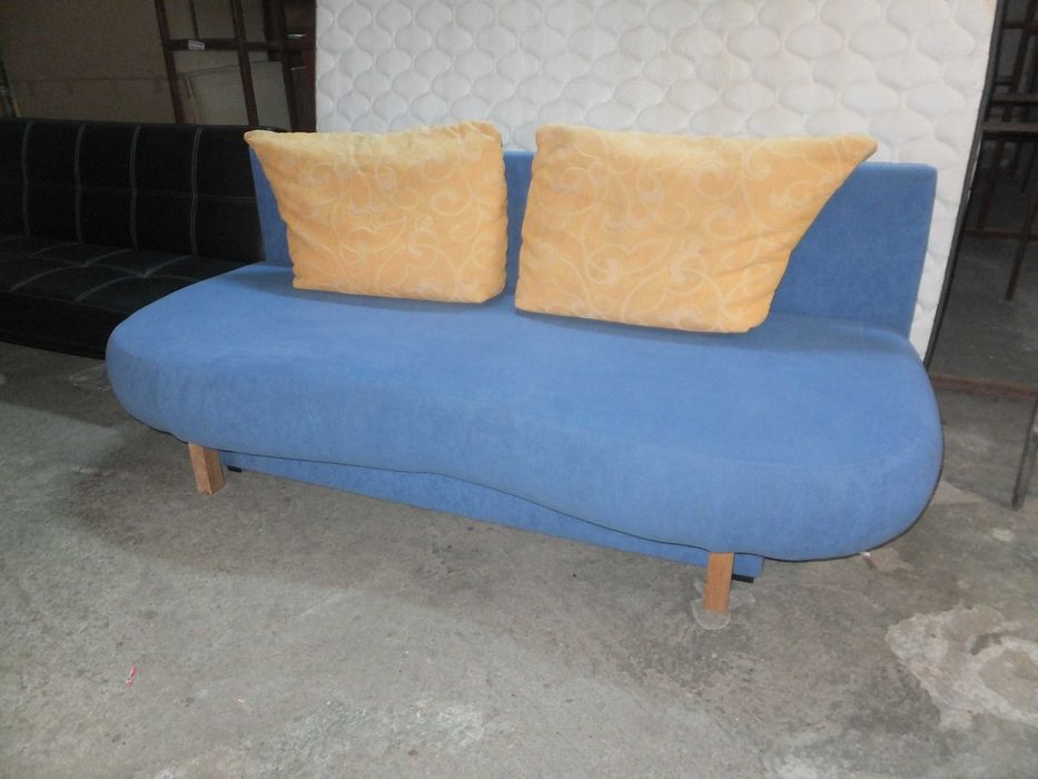 Canapea extensibila 140x200 cu lada de depozitare si perne decor