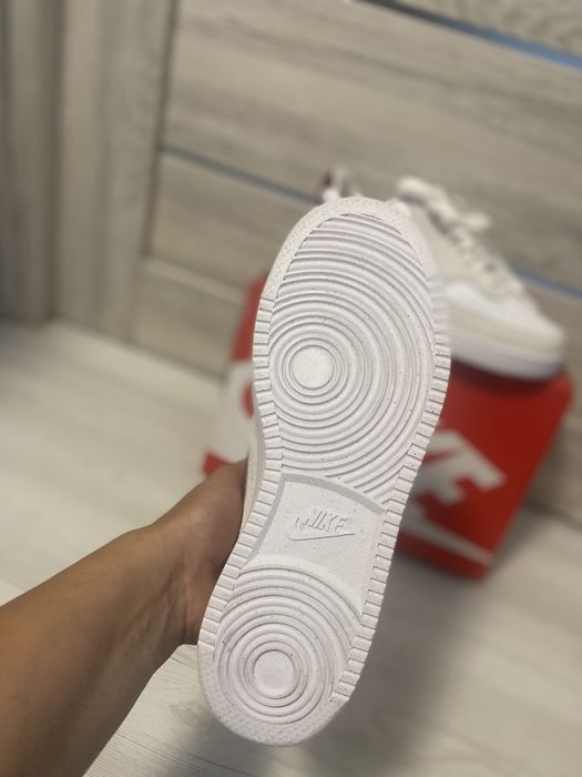 Adidasi nike noi