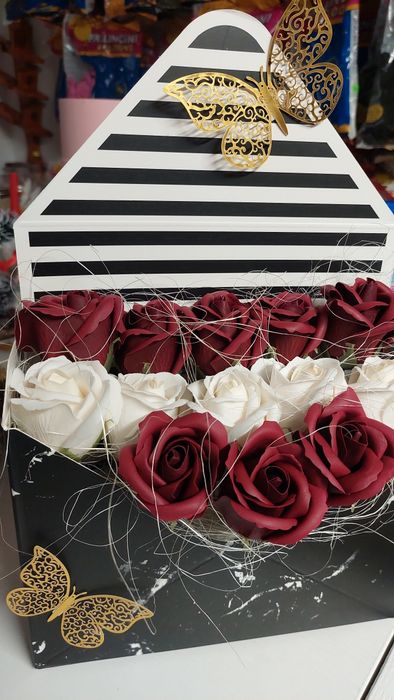 Букет в кутия със сапунени или креп цветя и/или бонбони