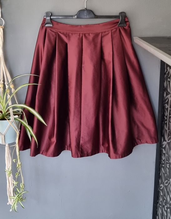Сатенена винено червена пола Л размер