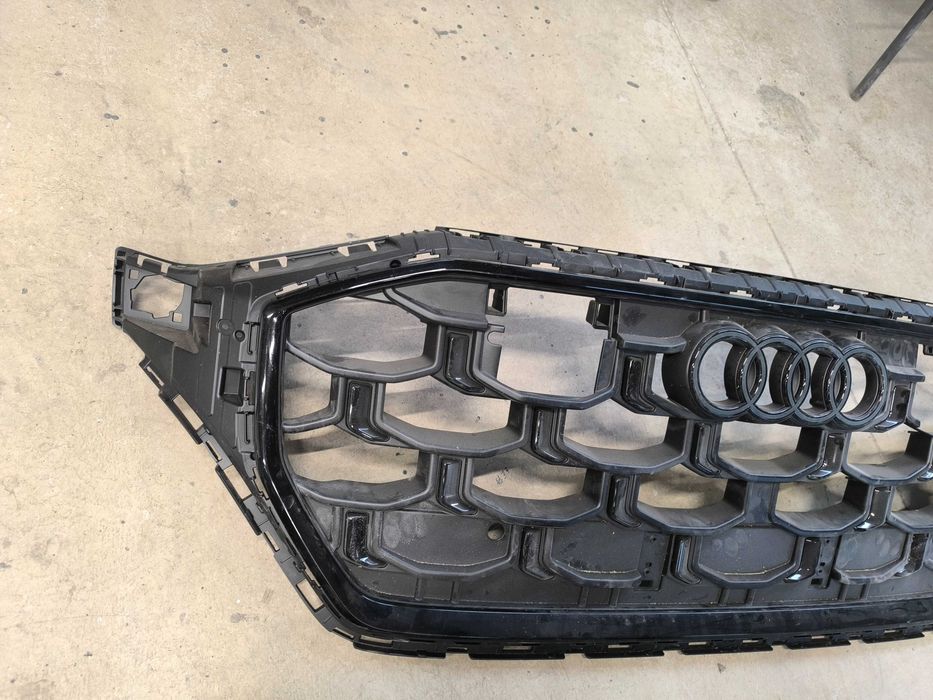 Ауди Q8 централна решетка