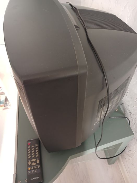 Телевизор с Подставкой,с пультом