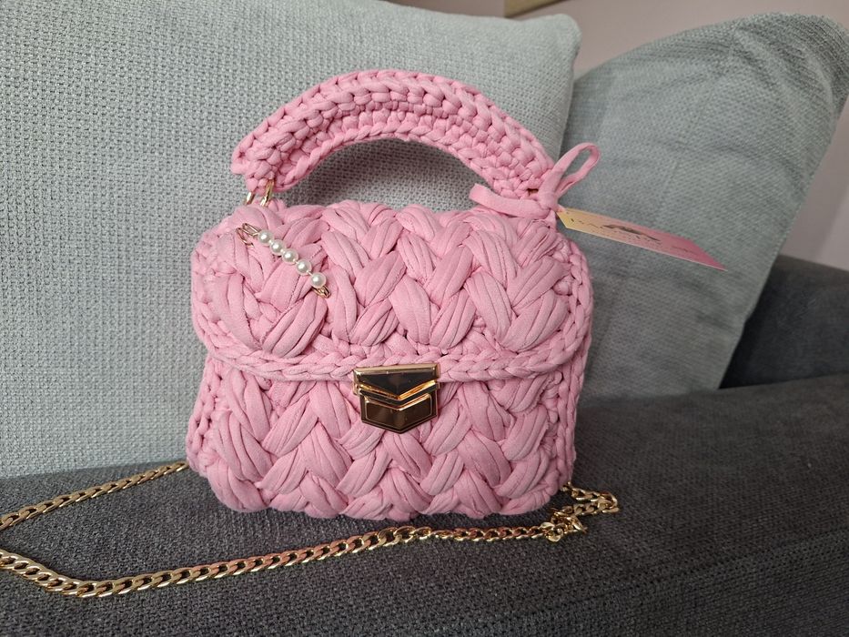 Розова плетена чанта макарон