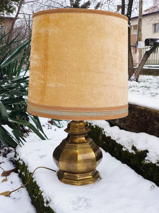 АНТИКВАРНА настолна лампа , основа от чист месинг 
Основа от чист мес