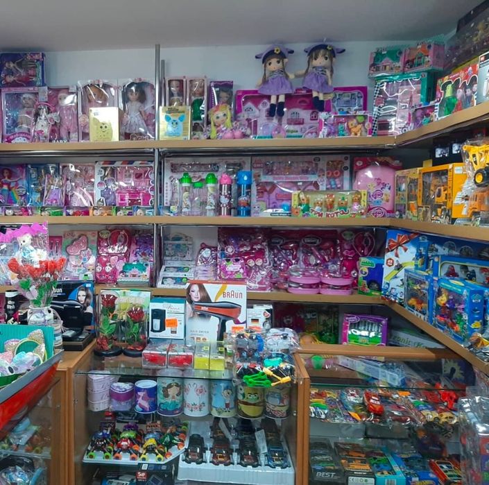 Стеллажи торговых витрин.