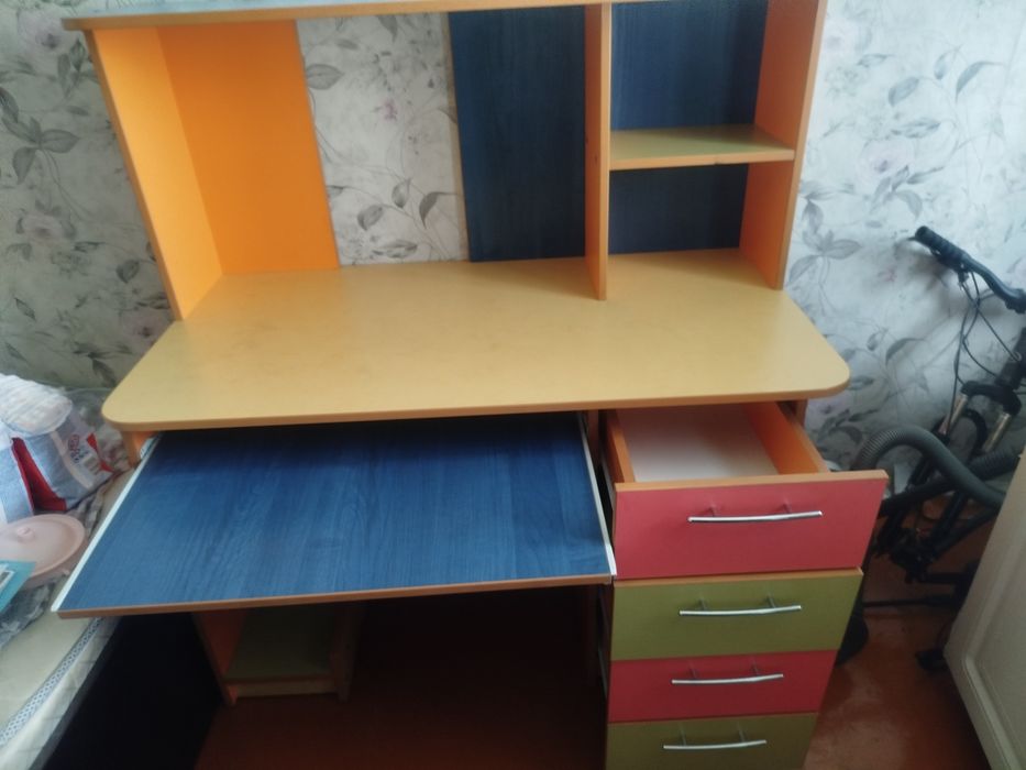 продам компьютерный стол