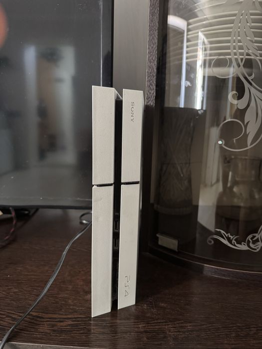 Продам PS4 отличное состояние 1 джойстик