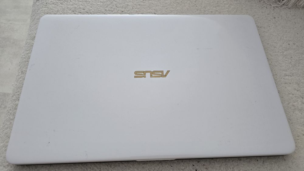 Asus Vivobook 17,intel pentium silver,4 gb ram,1 tb hdd