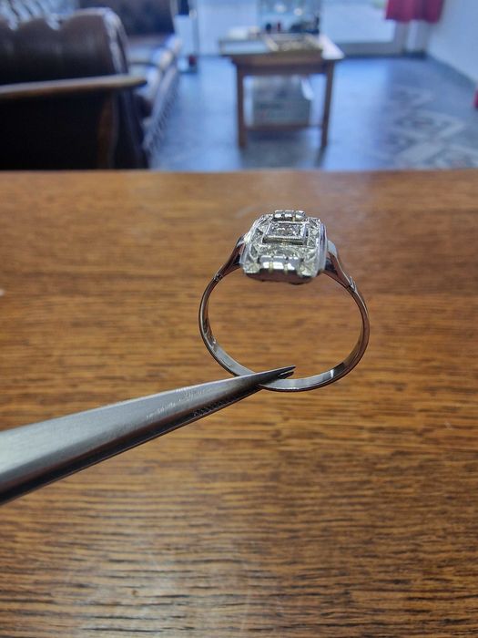 Дамски Златен Пръстен с ДИАМАНТ - Заложна къща Галерия 65