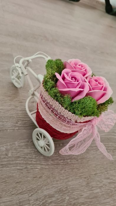 Decoratiune din trandafiri de săpun și licheni