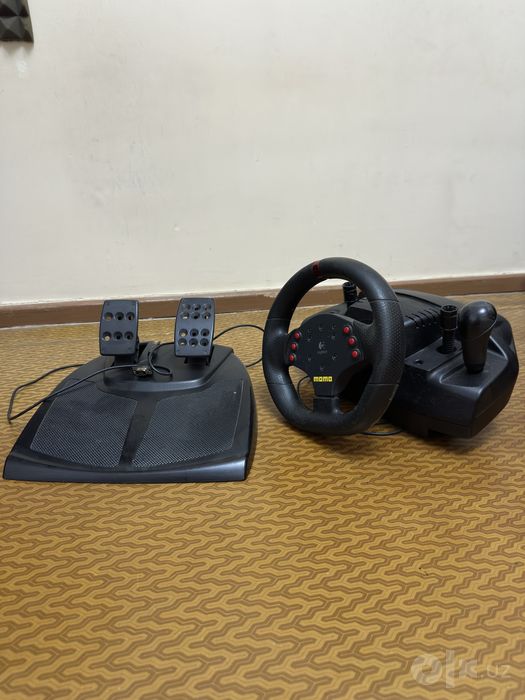 Игровой руль Logitech Momo