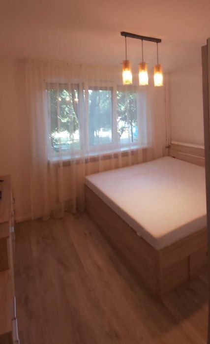 Inchiriez apartament 2 camere cu loc de parcare Piața București.