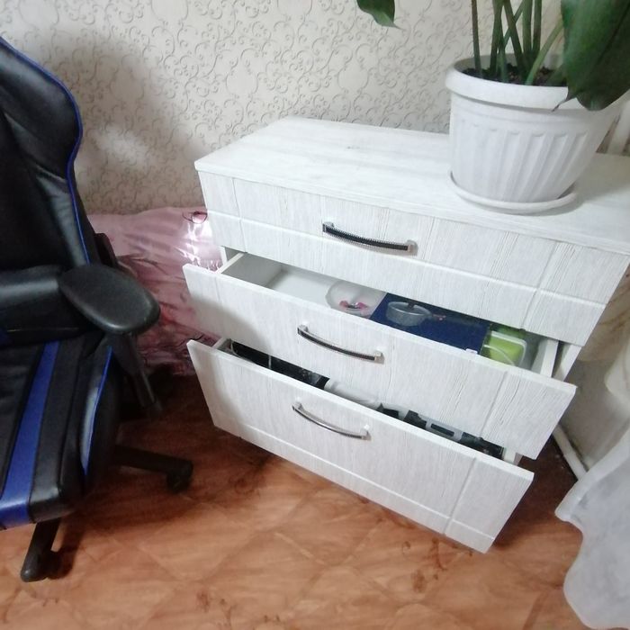 Продам кровать, комод, тумбу.