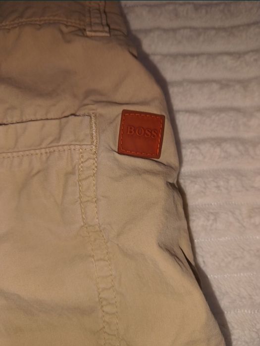 Pantaloni scurți 3/4 Hugo Boss original 32