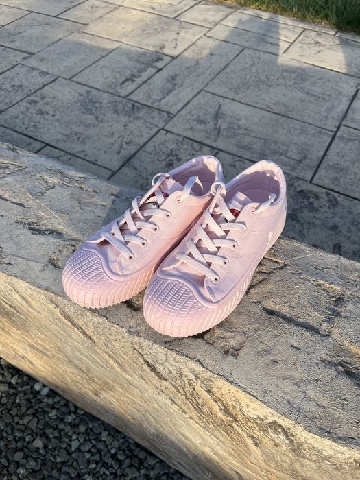 Розови обувки