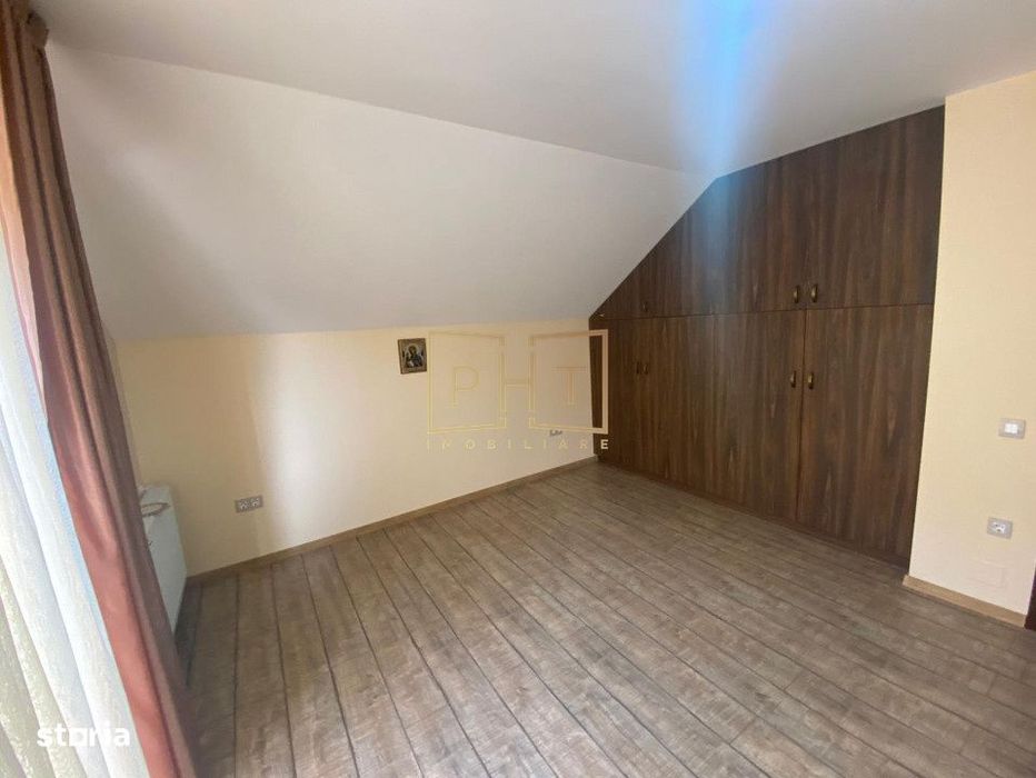 Casa cu 6 camere, 240 mp utili, 3 bai, curte 100 mp, panouri fotovolta