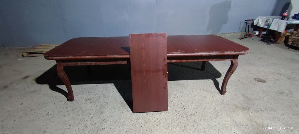 Стол деревянный для гостинной