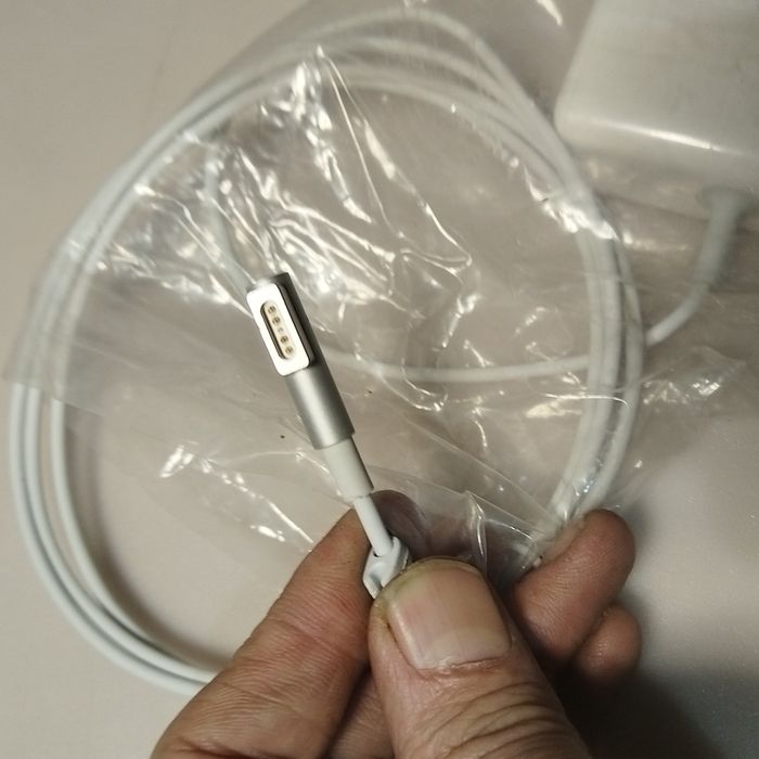 Продам зарядное устройство на macbook.