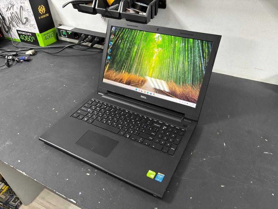 Ноутбук Dell Core i7 работает шустро SSD