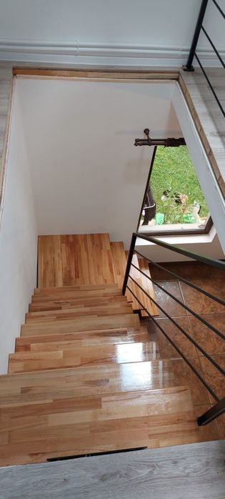 Scara metalica cu trepte din lemn
