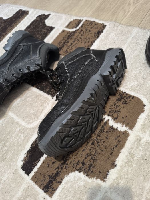 Продам рабочий ботинки 42