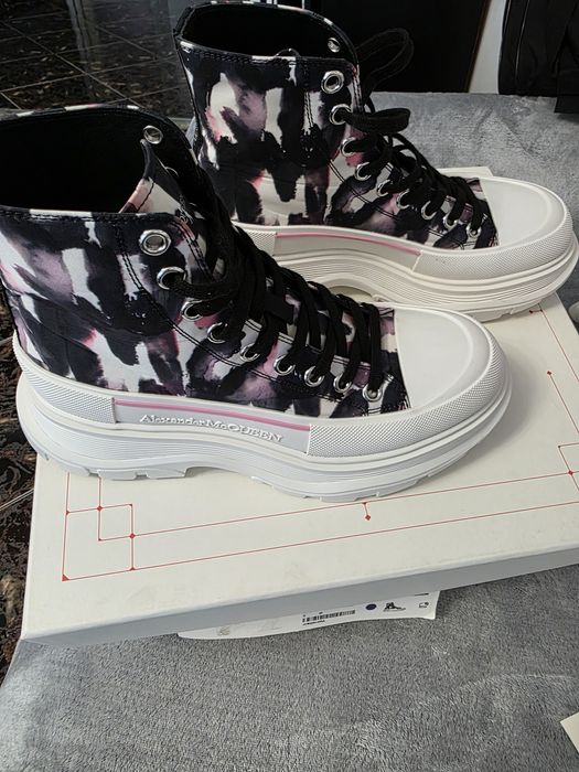 Alexander Mcqueen pentru femei.