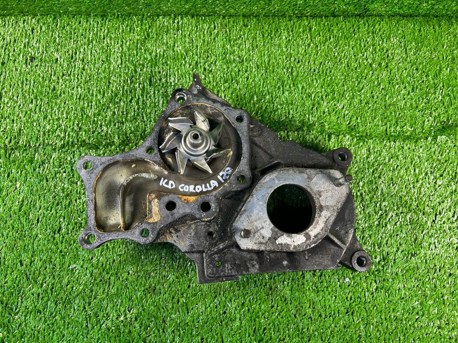 Помпа Тойота Королла е120 1сд 1cd 2.0 дизель