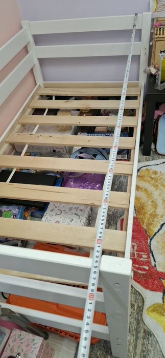 Кровать из дерева