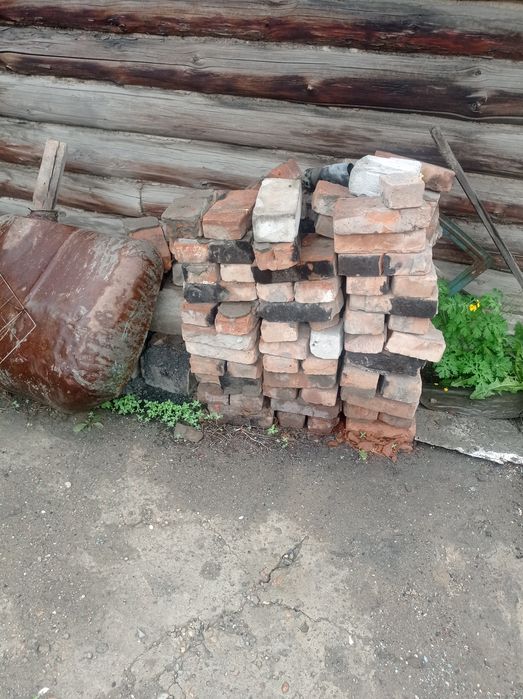 Дрова и кирпичи все б,у