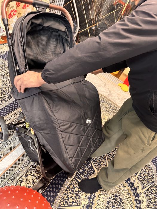 Коляска черная стоит в Каскелене