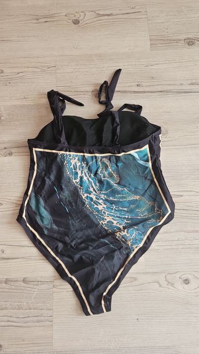 Цял бански и парео.