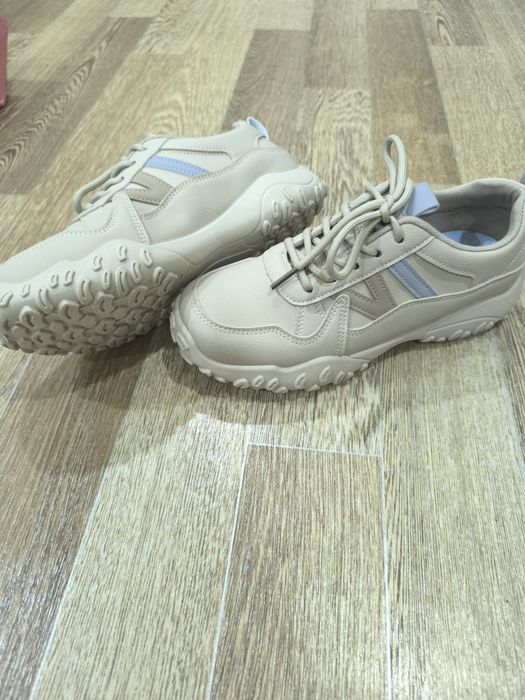 Новые женские кроссовки 39 размер