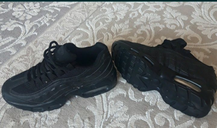 Продам кроссовки 36 Размер .