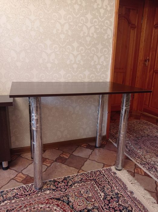 Стол на металлических ножках