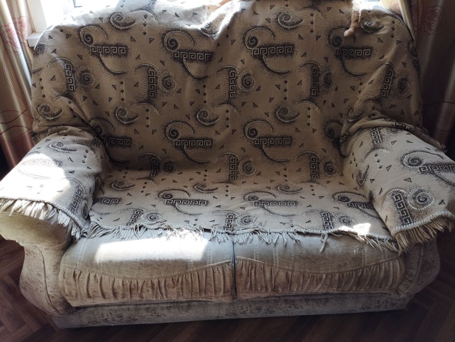 Диван тройка раскладываются. Возможен обмен.