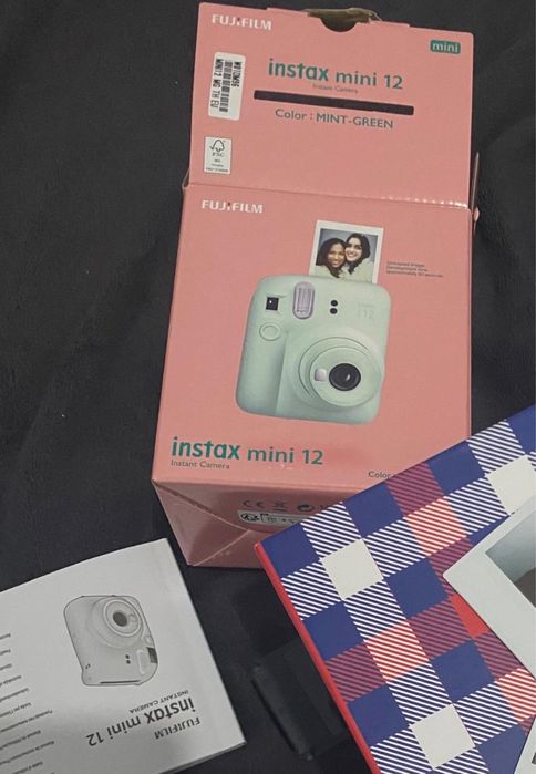 Instax mini 12 зеленого цвета
