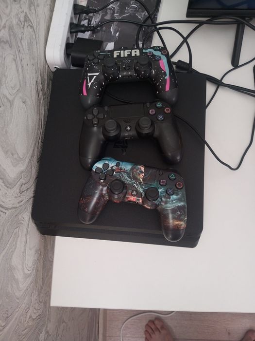 Продам PS4 slim 1tb