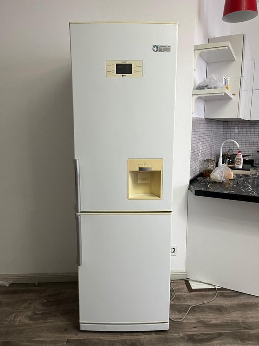 Холодильник с морозильников LG